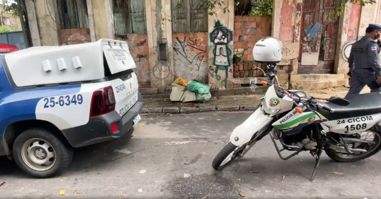 Corpo é encontrado enrolado em saco de fibra, no Centro de Manaus 2
