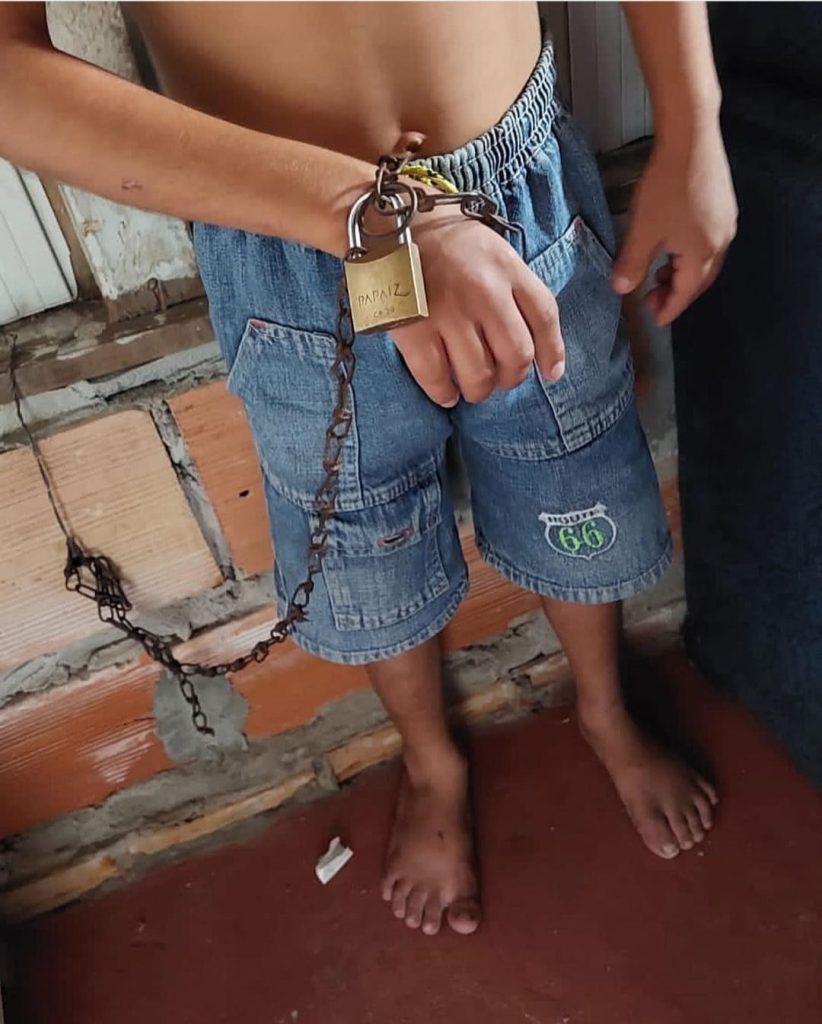 Polícia resgata menino de 9 anos que era torturado pelo pai e madrasta, no bairro Gilberto Mestrinho 2