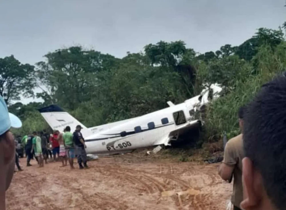 Avião cai e deixa 12 mortos no interior do Amazonas